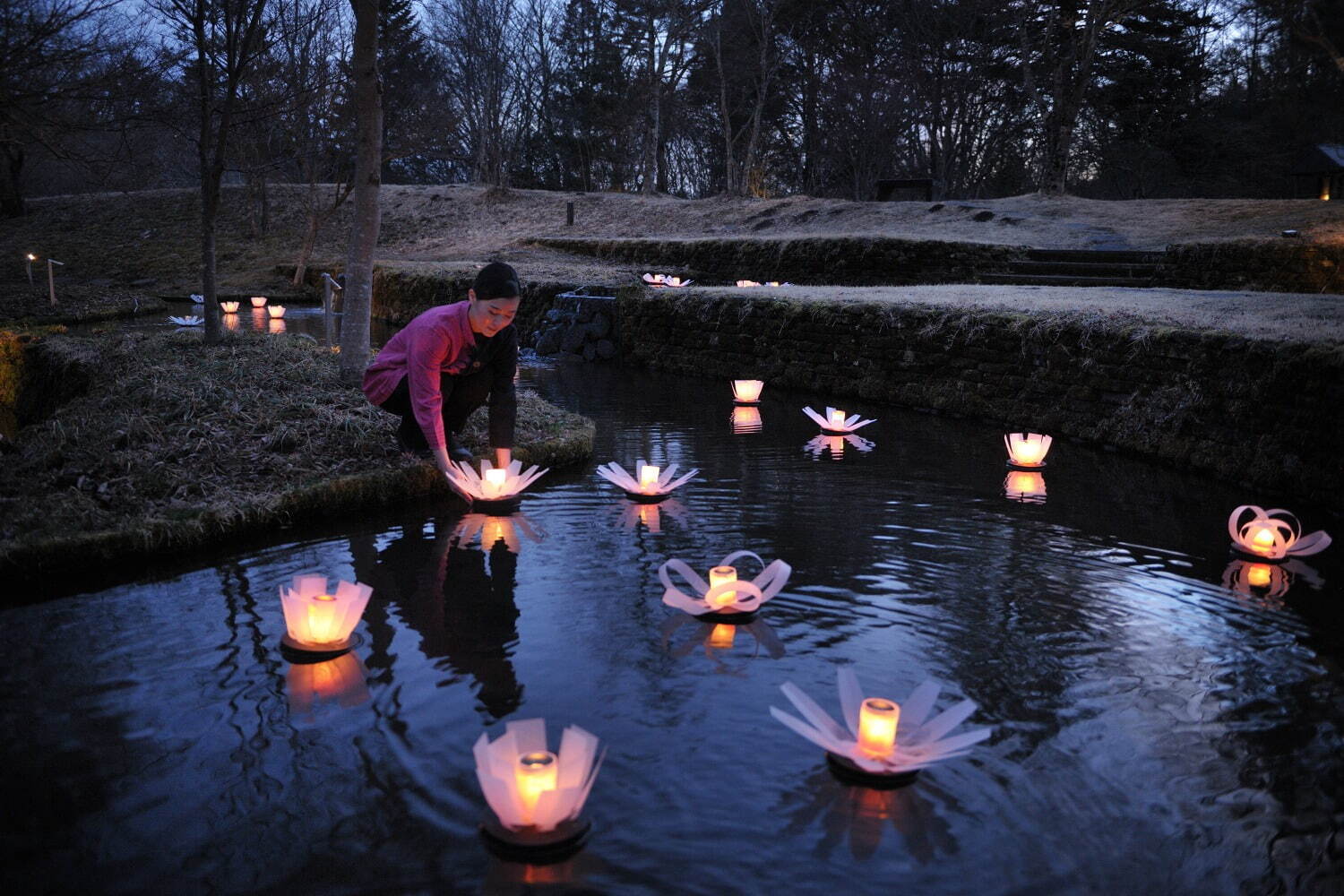 星のや軽井沢「花の宴」花モチーフのろうそく・花行燈を棚田に浮かべた幻想的な空間、雅楽の生演奏も｜写真10