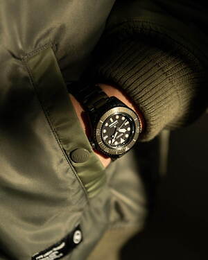 ネイバーフッドとセイコー プロスペックスの腕時計、オリーブカラーのベゼル＆ダークトーンのメタルケース - ファッションプレス