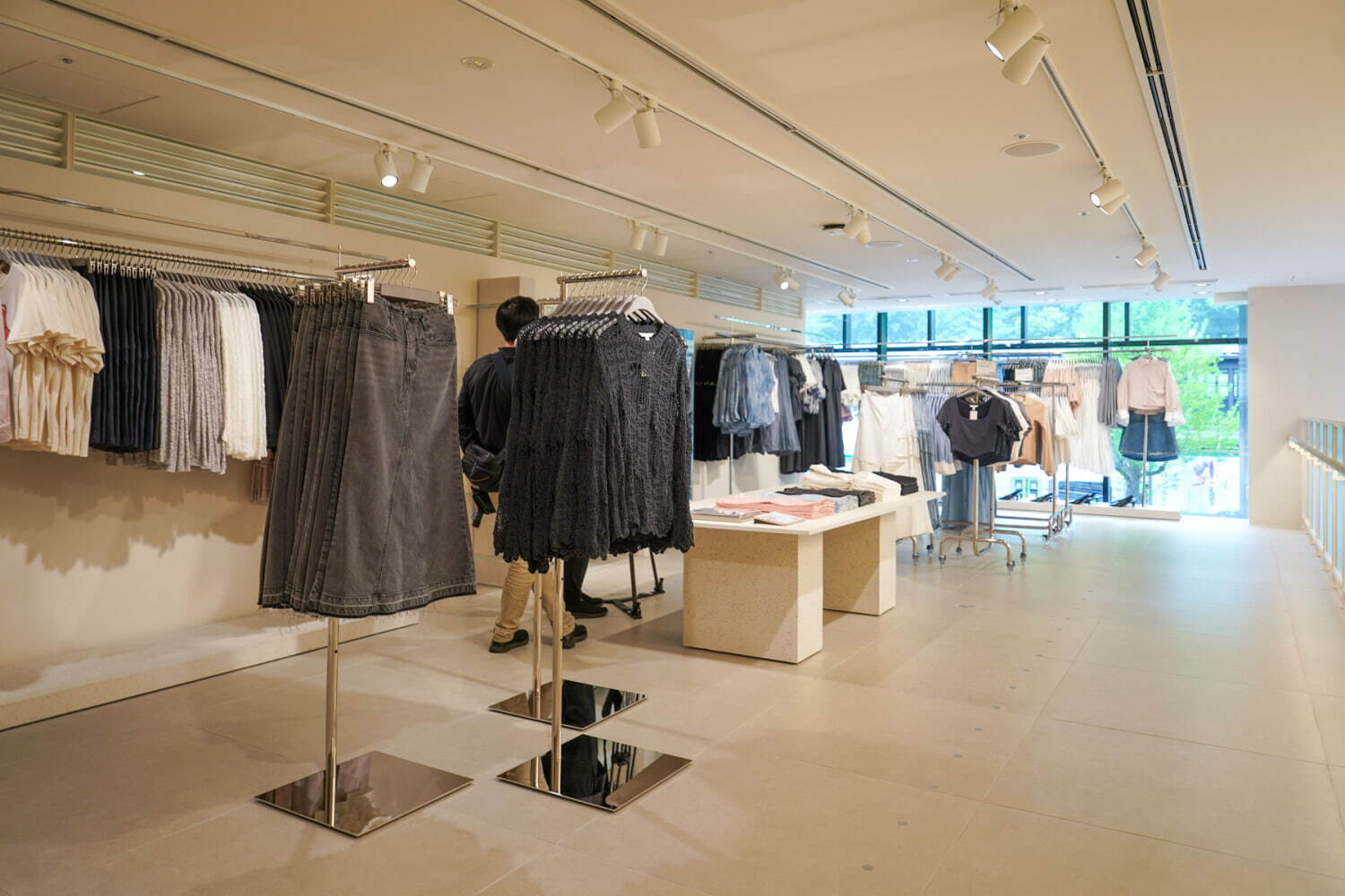 H&M、原宿駅前の商業施設「ウィズ原宿」に新店舗 - 日本初“レディース特化”の品揃え＆セルフレジも｜写真62