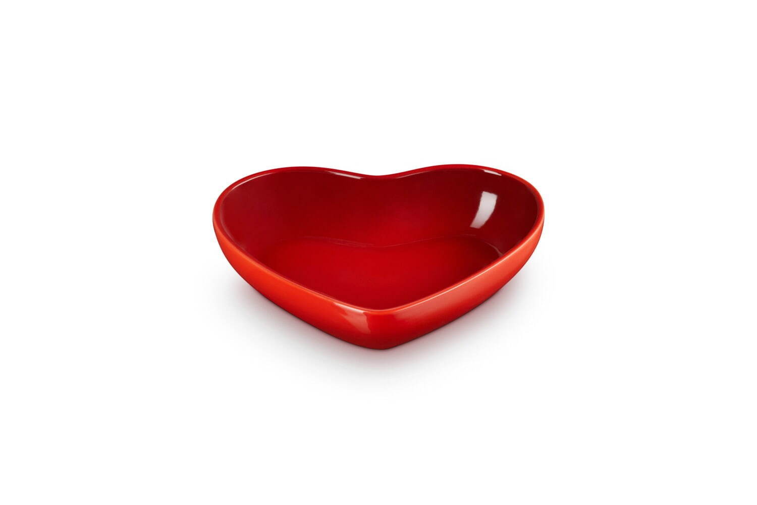 ル・クルーゼのバレンタイン“ハート型”テーブルウェア、淡いピンクの深皿＆真っ赤なプレート｜写真11