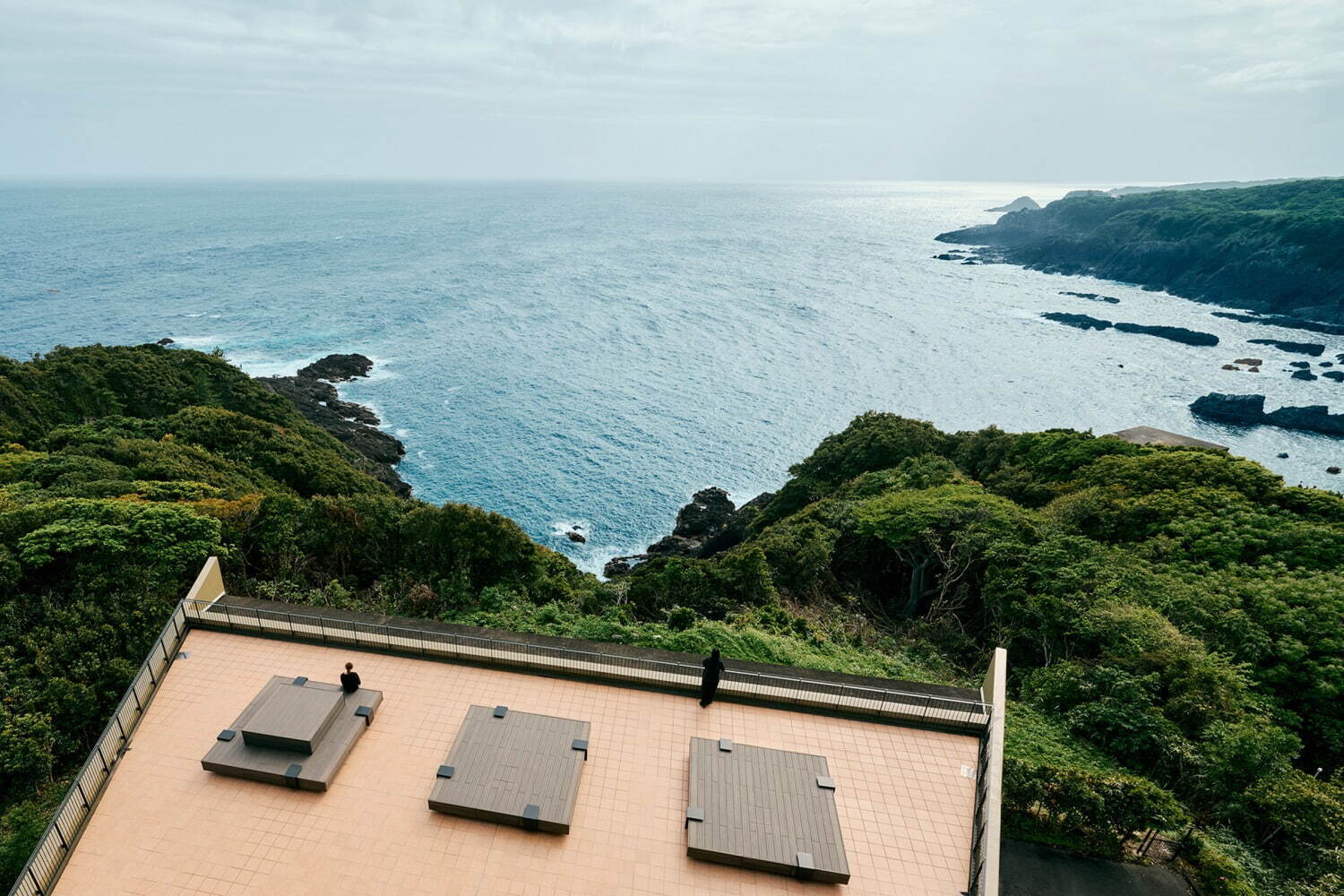 屋久島のリゾートホテル「サマナ ホテル ヤクシマ」温泉付きオーシャンビュー客室、絶景を望むバーも｜写真6