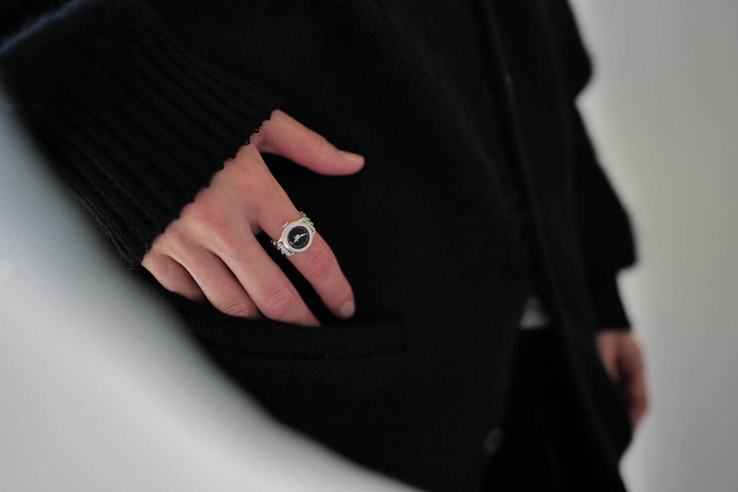 写真3/12｜指輪感覚で着ける“指時計”「モコ」24年新作、シルバー製ケース×モノクロ文字盤 - ファッションプレス