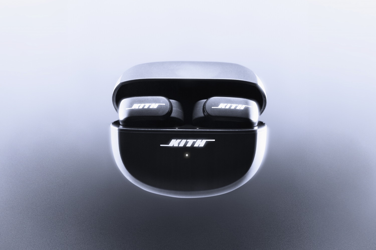 KITH×BOSE“イヤーカフ型”ワイヤレスイヤホン、マットブラックボディに初のコラボロゴを採用 - ファッションプレス