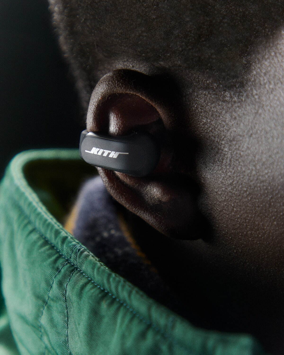 KITH×BOSE“イヤーカフ型”ワイヤレスイヤホン、マットブラックボディに初のコラボロゴを採用｜写真9