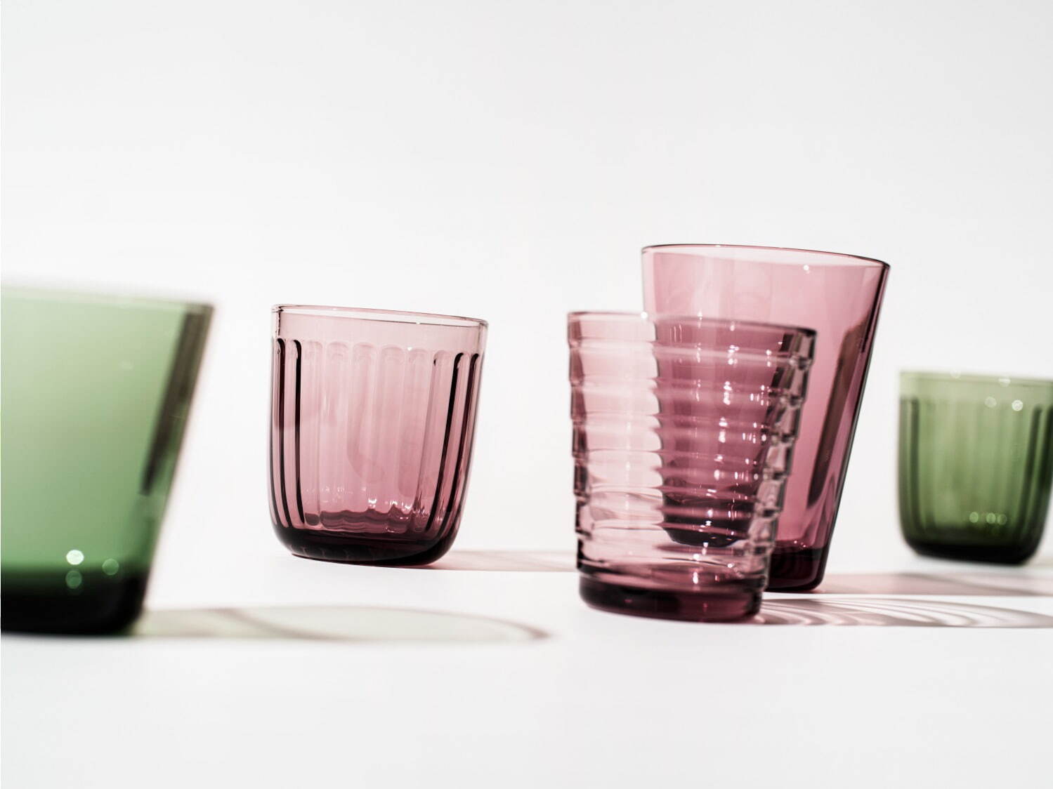 イッタラ24年春ガラスアイテム - くすみピンク＆森のような緑のグラス、クランベリー色の鳥オブジェも｜写真7