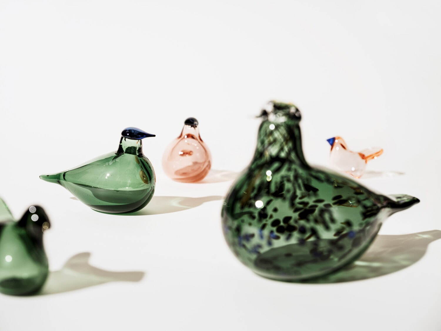 イッタラ24年春ガラスアイテム - くすみピンク＆森のような緑のグラス、クランベリー色の鳥オブジェも｜写真8
