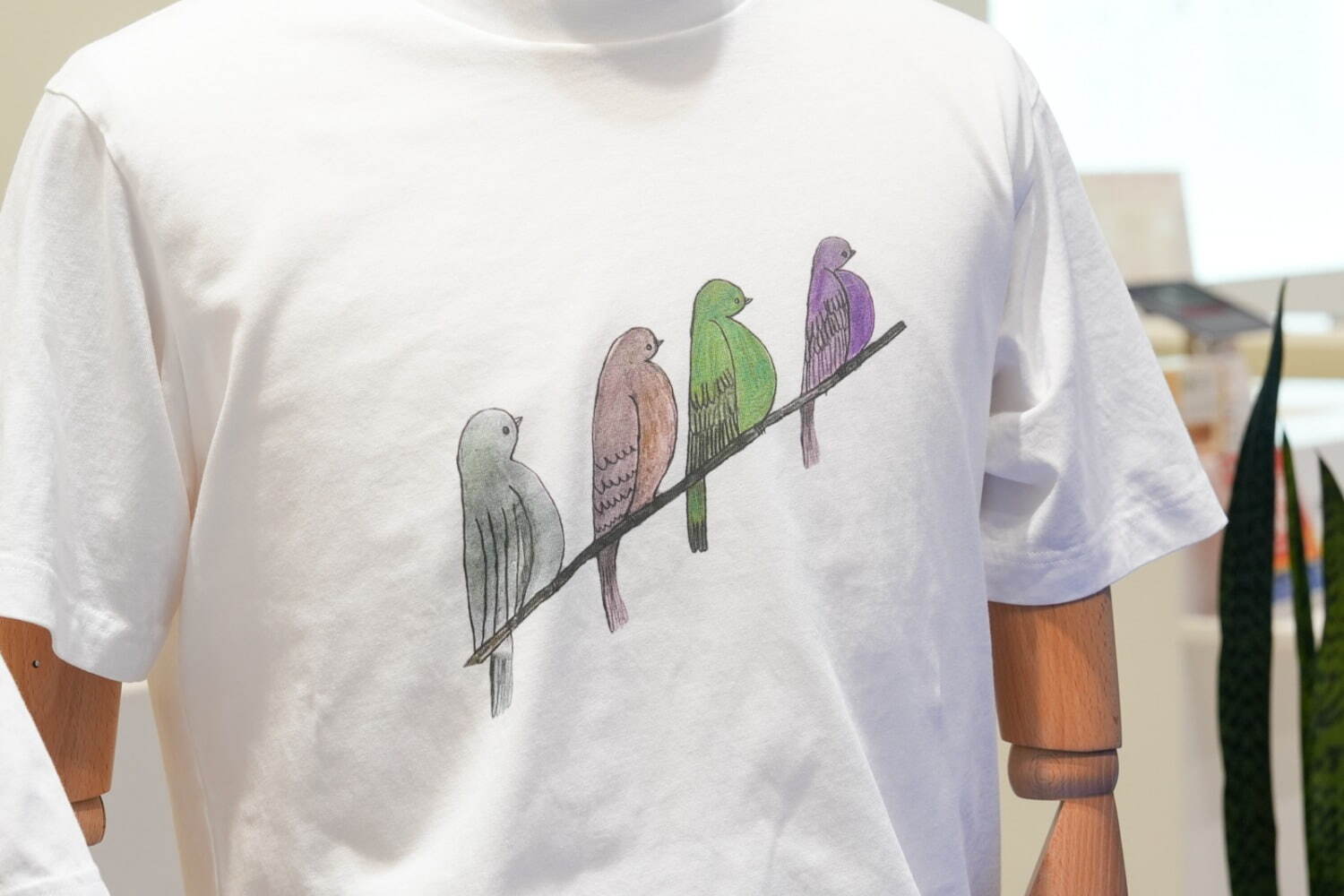 ユニクロ“ハートの紙飛行機やカラフルな鳥”など描いたアートTシャツ全5種、全国のUTme!で｜写真15