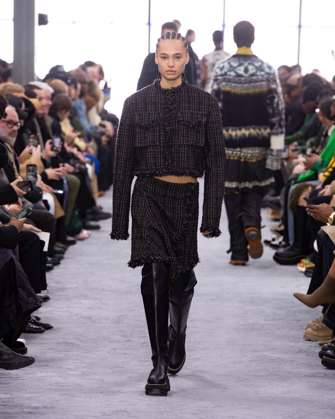 sacai24年秋冬ウィメンズ、ラウンド・シルエットのダブルコートや“ジッパー繋ぎ”バイカラーニット｜写真5