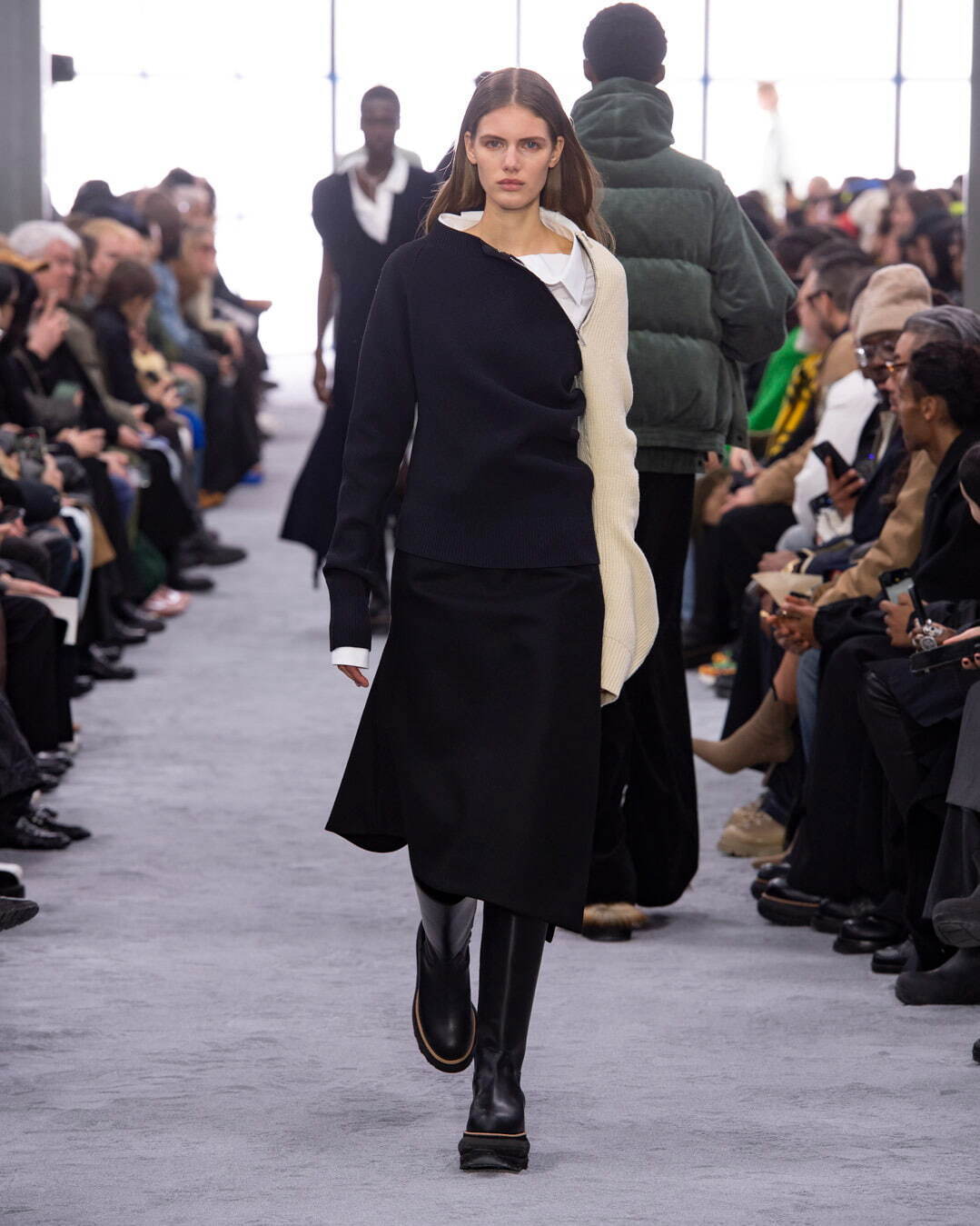 sacai24年秋冬ウィメンズ、ラウンド・シルエットのダブルコートや“ジッパー繋ぎ”バイカラーニット｜写真3