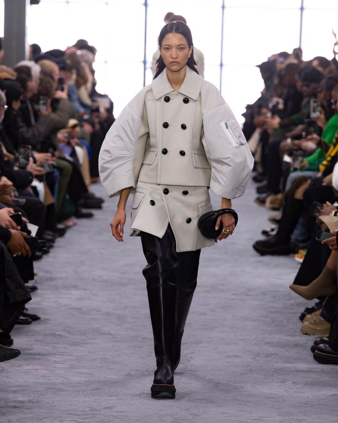 sacai24年秋冬ウィメンズ、ラウンド・シルエットのダブルコートや“ジッパー繋ぎ”バイカラーニット｜写真2