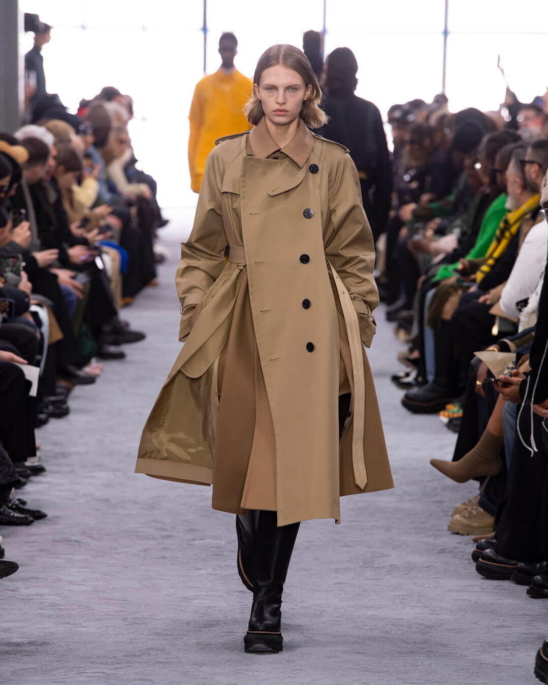 sacai24年秋冬ウィメンズ、ラウンド・シルエットのダブルコートや“ジッパー繋ぎ”バイカラーニット｜写真1