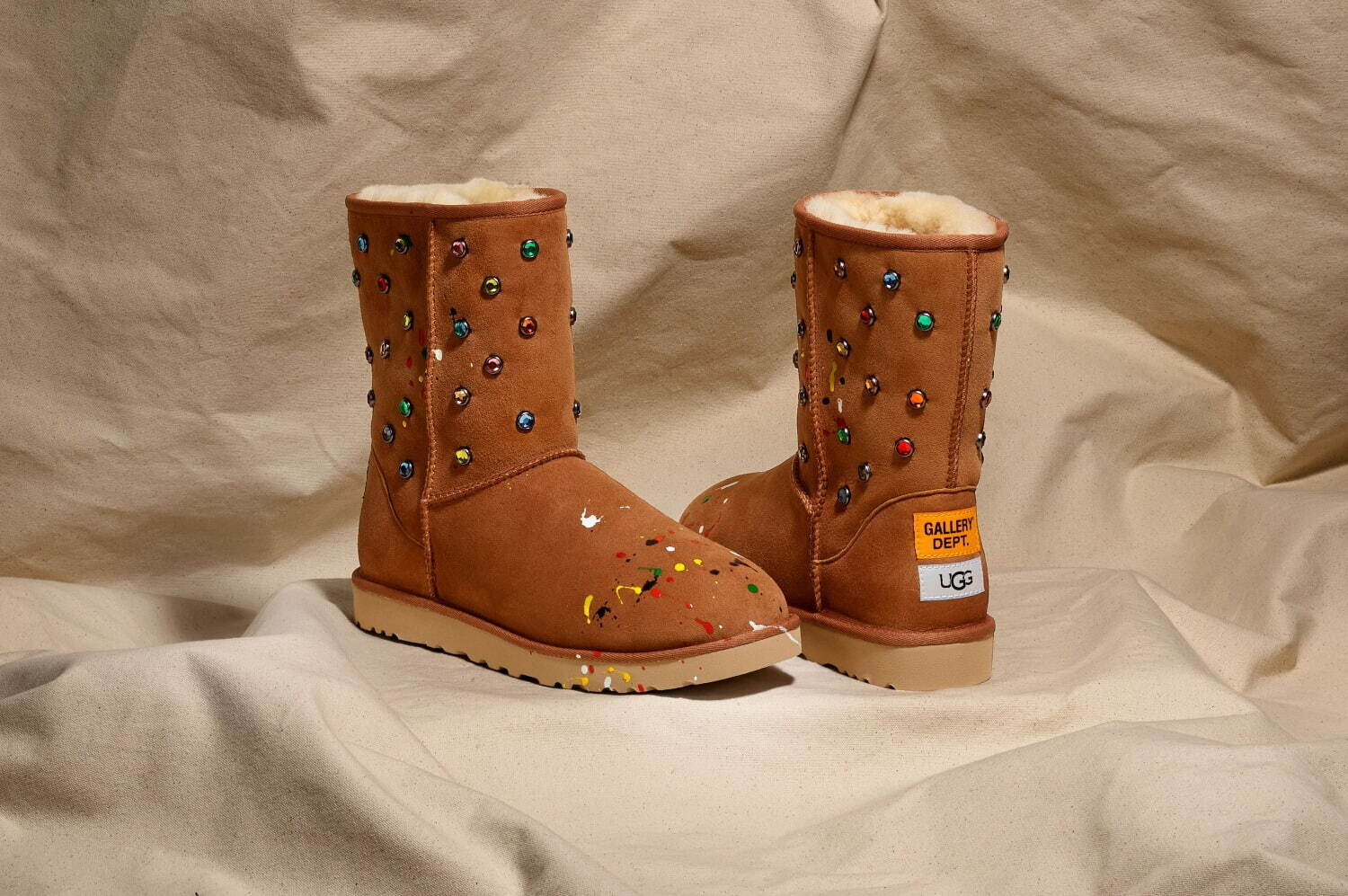 UGG“カラフルビジュー”付きブーツ＆スリッポン、米ギャラリー デプトとコラボ｜写真5