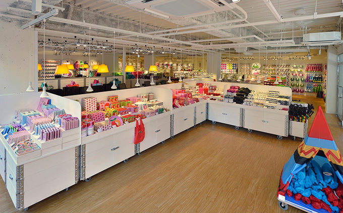 人気の雑貨店 フライング タイガー 神戸 三宮にオープン 国内では3店舗目の路面店 ファッションプレス