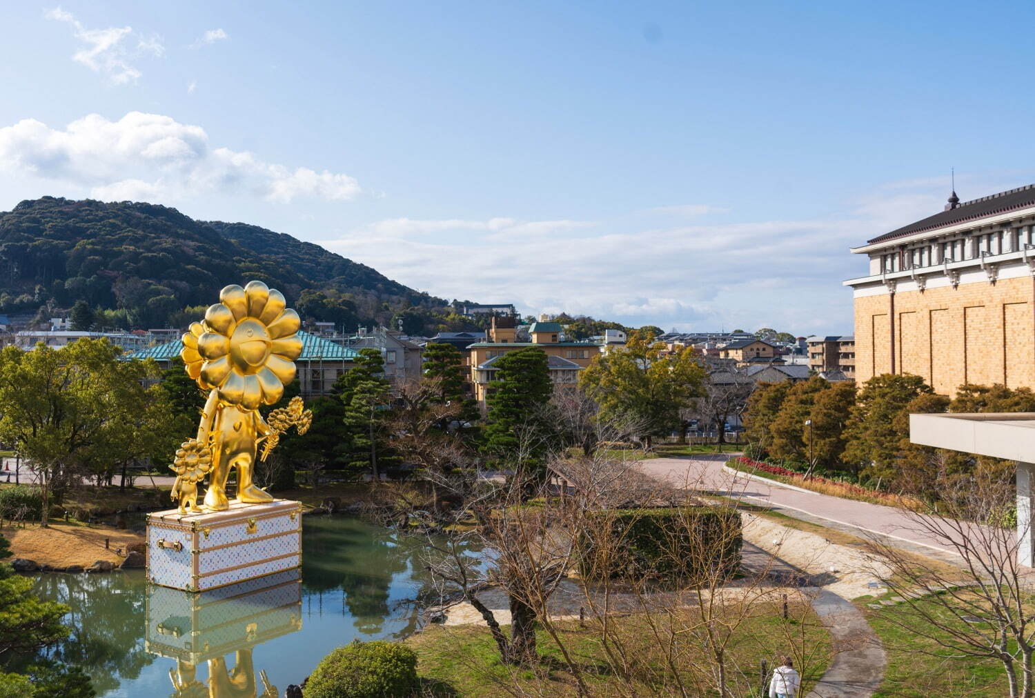 ルイ・ヴィトン×村上隆の高さ約13mの巨大彫刻《お花の親子》、京都市 ...