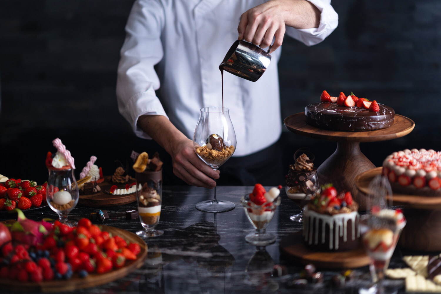 コンラッド大阪“自分だけのパフェ作り”苺のスイーツブッフェ、チョコケーキ5種など豊富なカスタム｜写真2