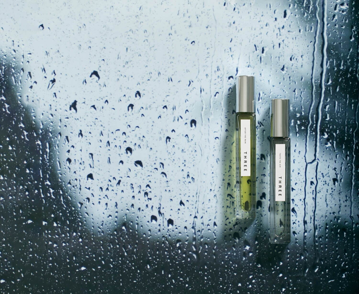 (左から)THREE エッセンシャルセンツ 05 AFTER THE RAIN 9mL 5,390円 THREE エッセンシャルセンツ 06 TASTE THE AIR 9mL 5,390円