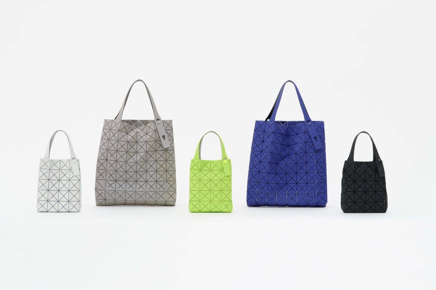 BAO BAO ISSEY MIYAKE 24年4月の新作バッグ、輝くヴィヴィッドカラーのトートなど - ファッションプレス