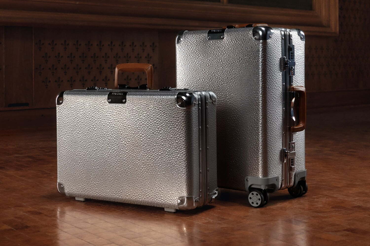 リモワ“ヴィンテージのような”限定スーツケース、溝のないアルミニウム 