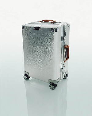 リモワ“ヴィンテージのような”限定スーツケース、溝のないアルミニウム 