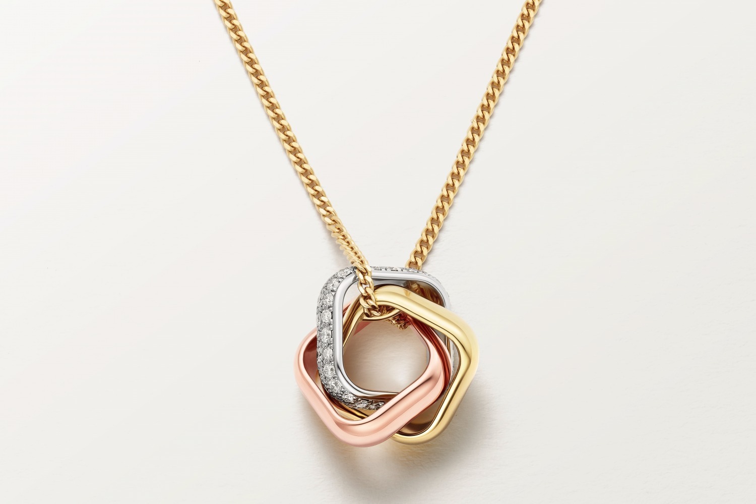 カルティエ「トリニティ」クッション型リングを連ねたネックレス、3色のゴールドとダイヤモンド - ファッションプレス