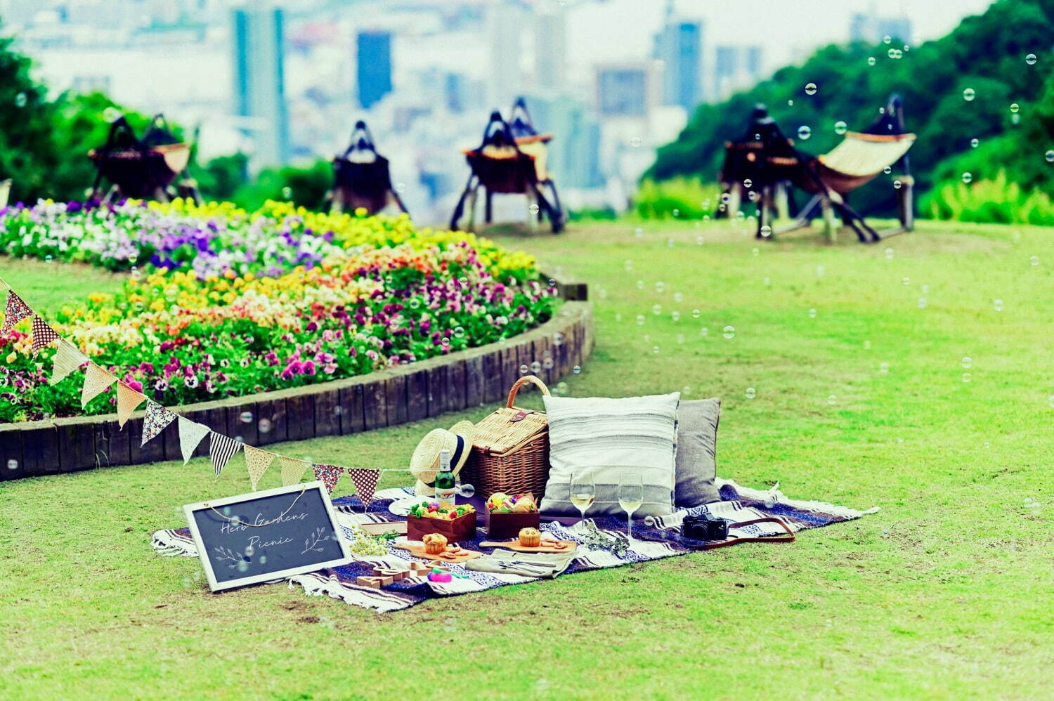 神戸布引ハーブ園でお花見 - 山桜と神戸の街並みを眺める展望エリア、手ぶらピクニックプランも｜写真13