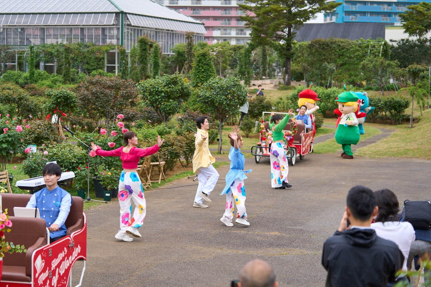 京成バラ園の春イベント「アリスのブルーミングカーニバル」初のパレードや不思議の国のアリスの新スポット｜写真27