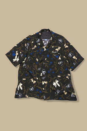 sacaiの24年春夏メンズ、“フローラル柄”オープンカラーシャツ＆ベルト付きショートパンツ - ファッションプレス