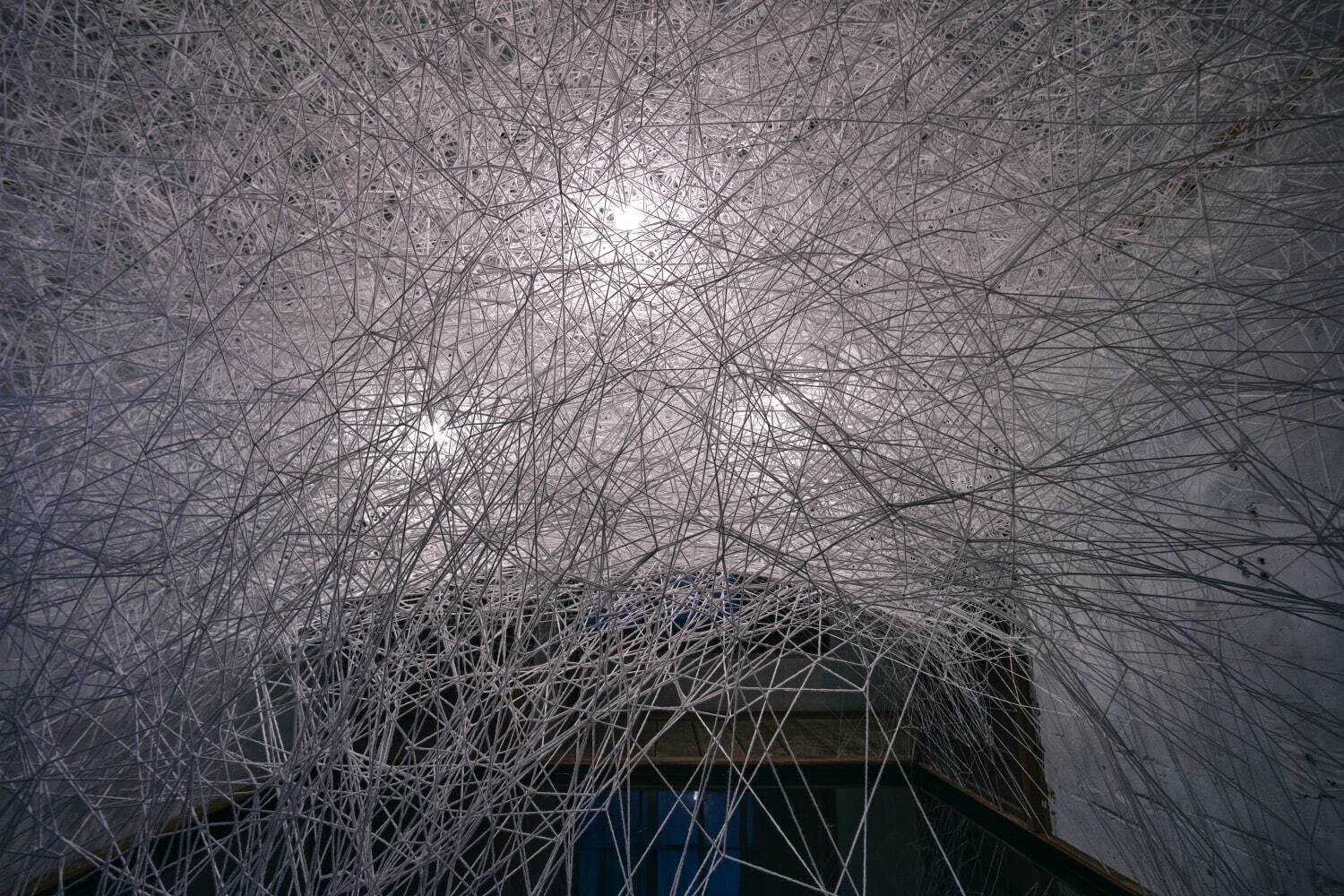 塩田千春 《巡る記憶》 2022年 写真：Sunhi Mang
©JASPAR, Tokyo, 2024 and Chiharu Shiota