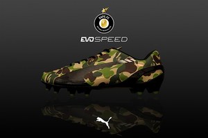 PUMA×BAPE、カモフラ柄のスパイク「evoSPEED」と架空のチームシャツ