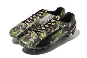 PUMA×BAPE、カモフラ柄のスパイク「evoSPEED」と架空のチームシャツ