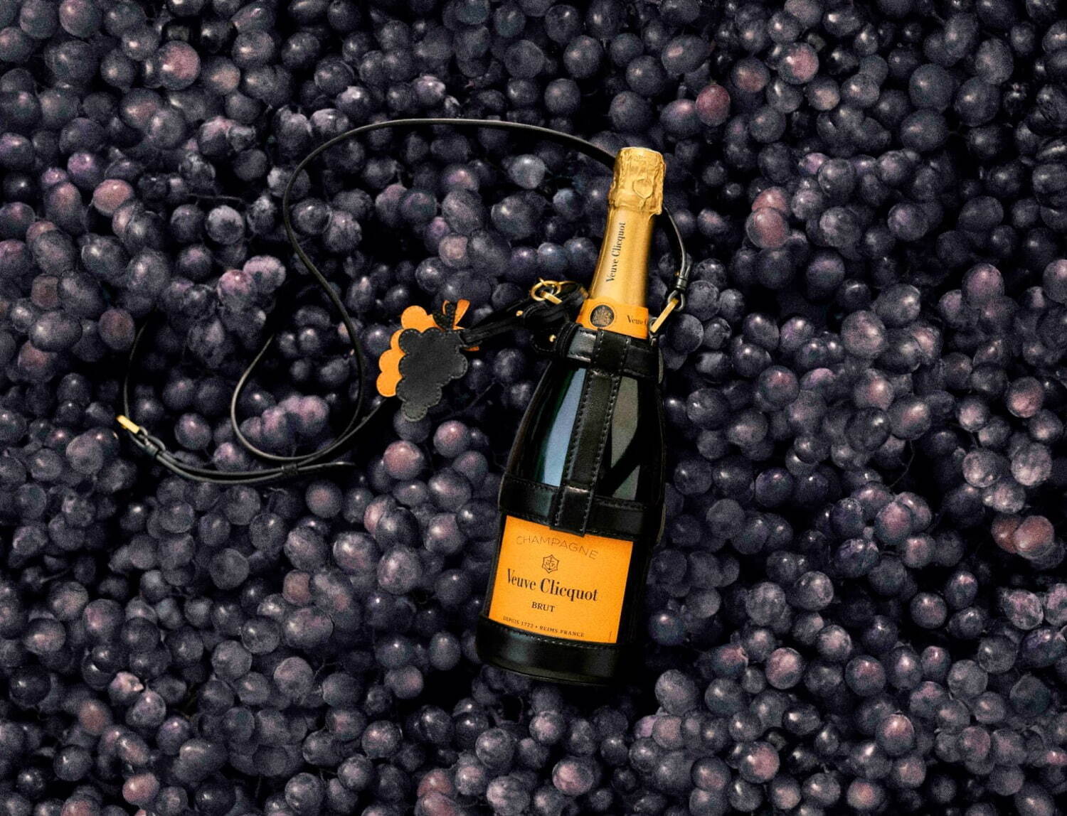 ステラ マッカートニー×ヴーヴ・クリコ、“シャンパンのブドウ”由来ヴィーガンレザーバッグやサンダル｜写真3