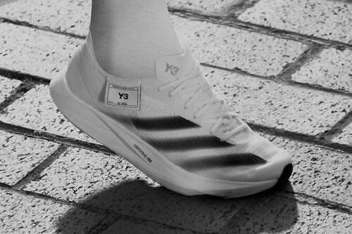 Y-3の24年春夏、“繭のようなアッパー”の厚底ランニングシューズや左右非対称スニーカーなど