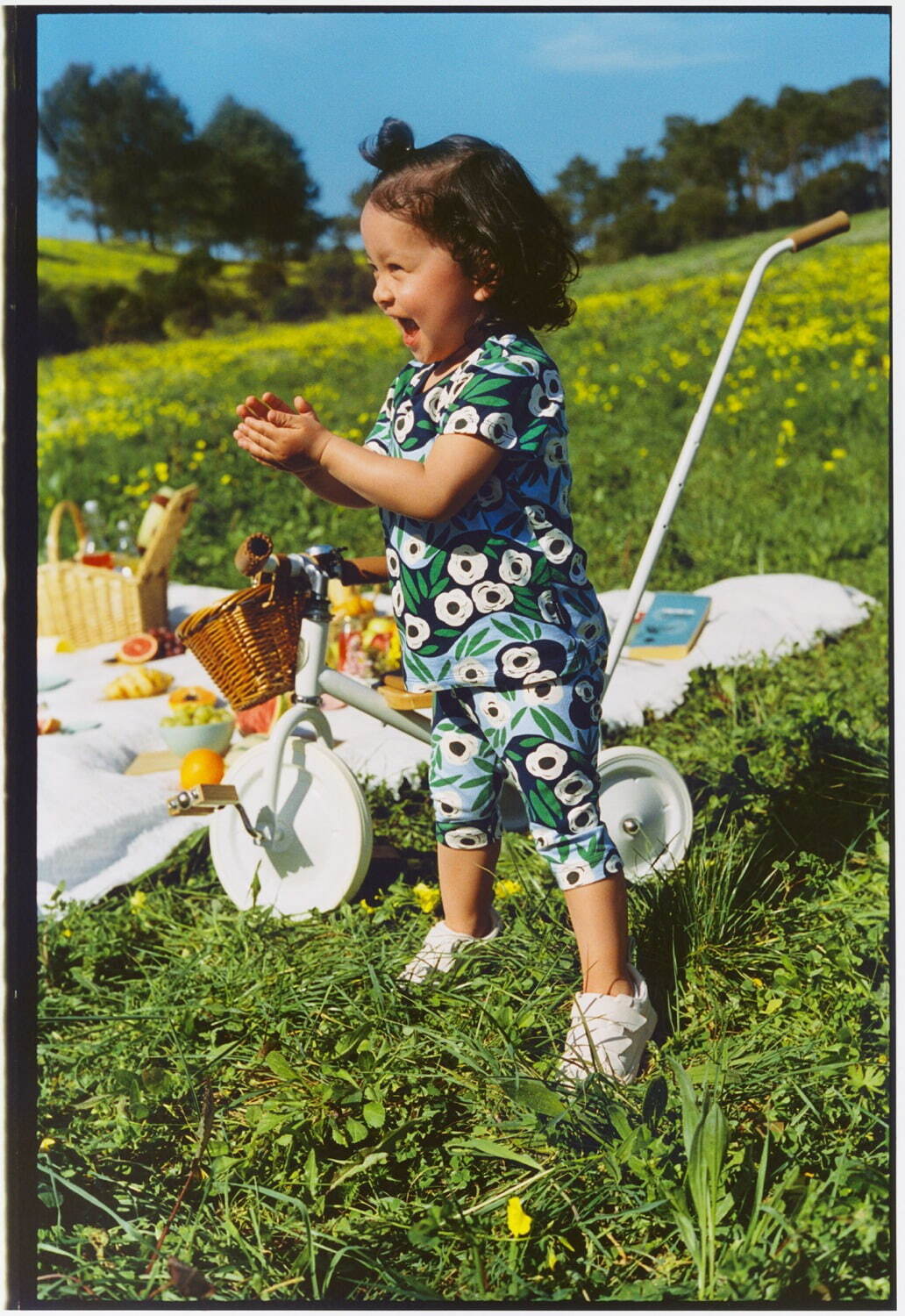 ユニクロ×マリメッコ24年夏ウィメンズウェア、花柄Vネックワンピースや“波打つ”ボーターTシャツ｜写真95