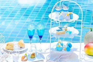 “海と空”着想の青色アフタヌーンティーが横浜で、グラデカラーのグラススイーツやパンプス飾った桃ムース