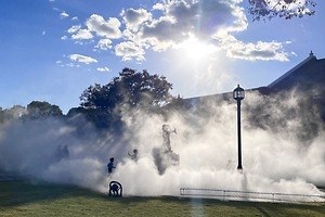 “人工霧の幻想的な光景”中谷芙二子「霧の彫刻」展示が姫路市立美術館で、高谷史郎とのコラボ新作も