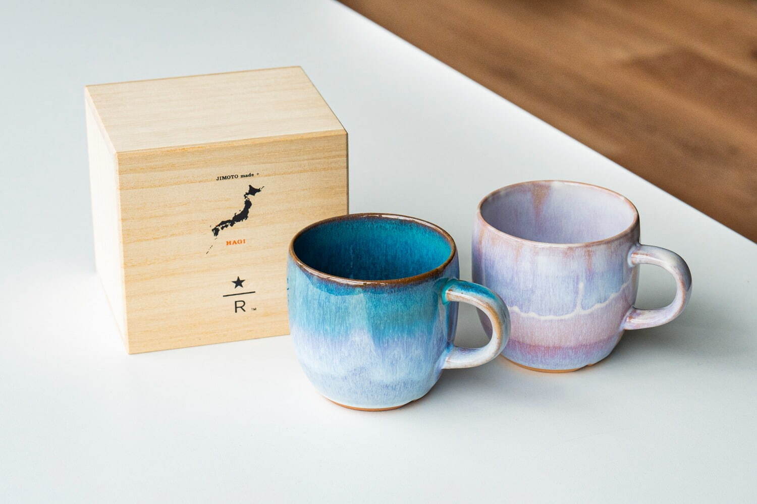 「JIMOTO Made+ 萩マグ355ml 薄藍/薄桜」各5,500円