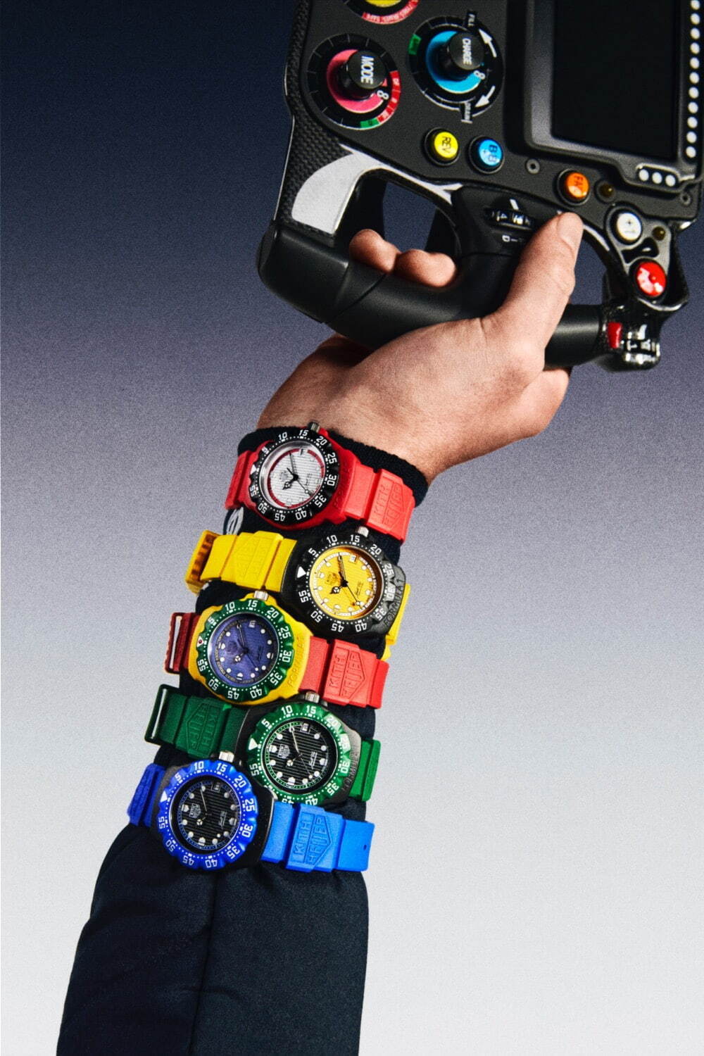 タグ・ホイヤー×Kithの腕時計「タグ・ホイヤー フォーミュラ1」カラフルで大胆なカラーリングに｜写真14
