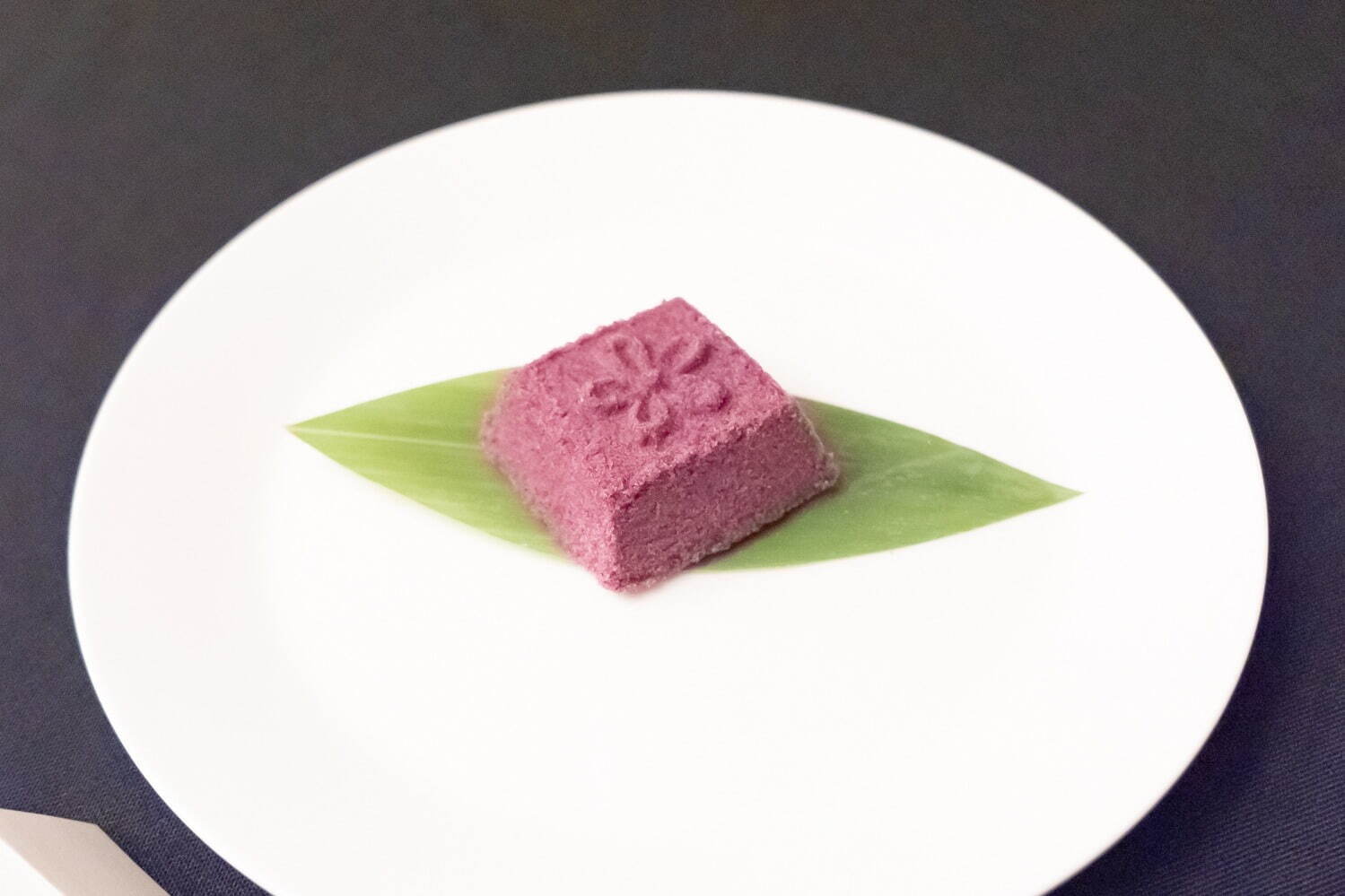 紫芋のあん入り蒸し菓子