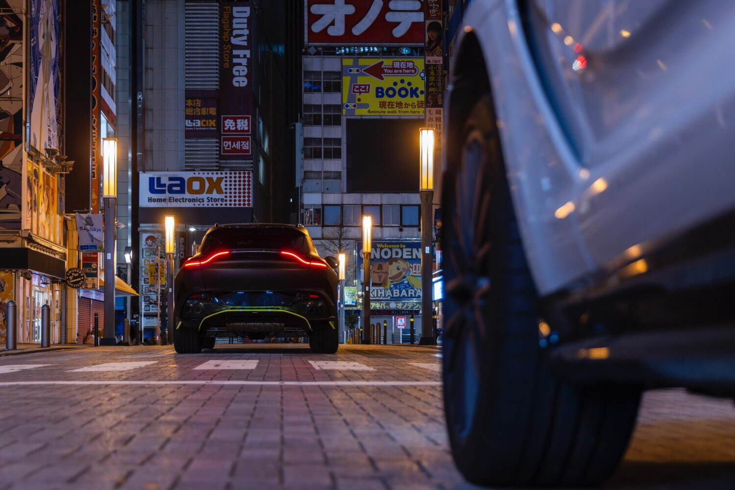 アストンマーティン「DBX707」日本限定SUV、“ネオン輝く高速道路”着想ブラック×ライムグリーン｜写真14