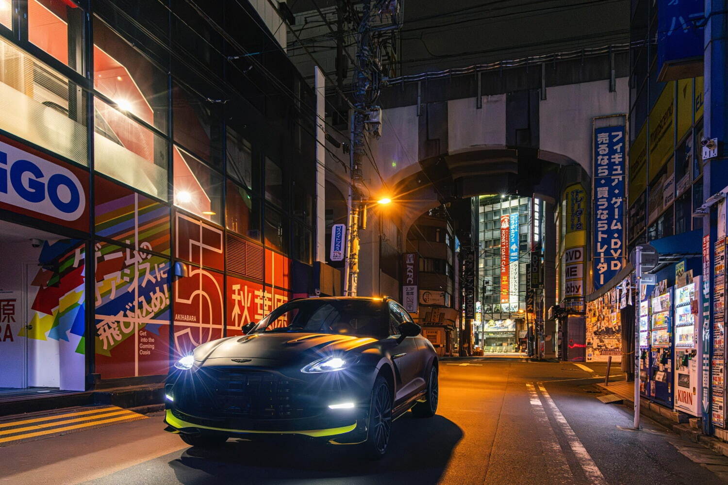 アストンマーティン「DBX707」日本限定SUV、“ネオン輝く高速道路”着想ブラック×ライムグリーン｜写真10