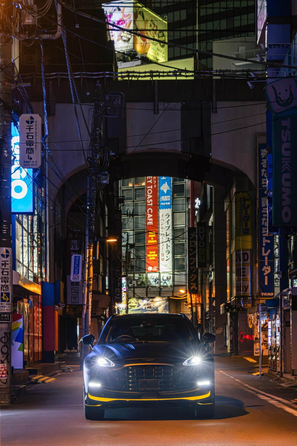 アストンマーティン「DBX707」日本限定SUV、“ネオン輝く高速道路”着想ブラック×ライムグリーン｜写真11