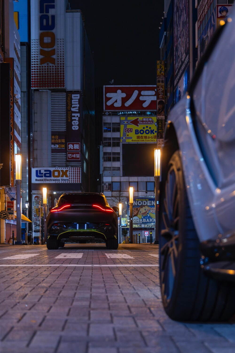 アストンマーティン「DBX707」日本限定SUV、“ネオン輝く高速道路”着想ブラック×ライムグリーン｜写真15