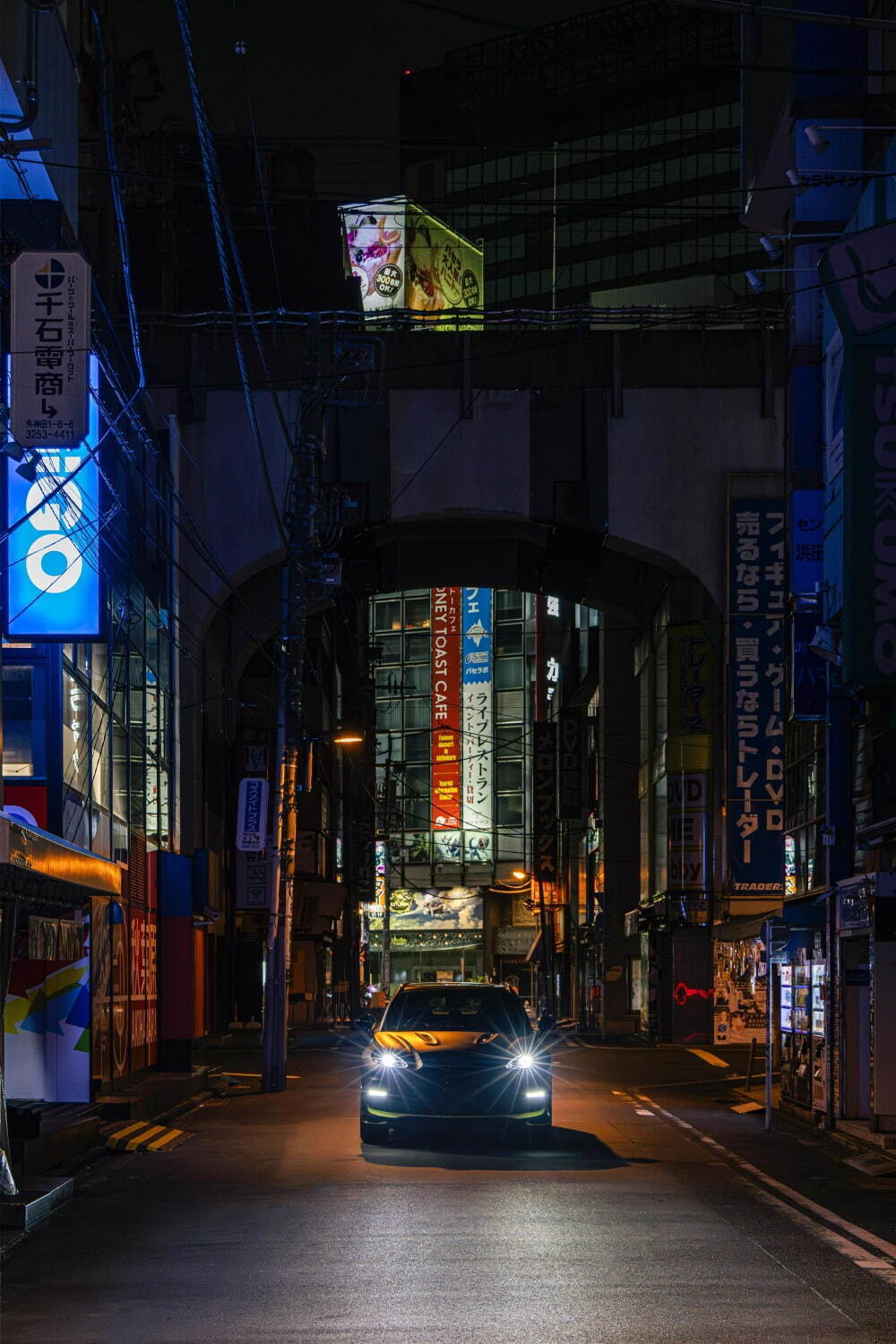 アストンマーティン「DBX707」日本限定SUV、“ネオン輝く高速道路”着想ブラック×ライムグリーン｜写真12