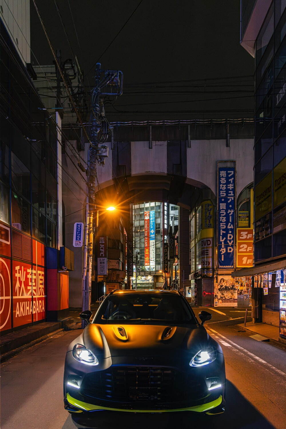 アストンマーティン「DBX707」日本限定SUV、“ネオン輝く高速道路”着想ブラック×ライムグリーン｜写真9