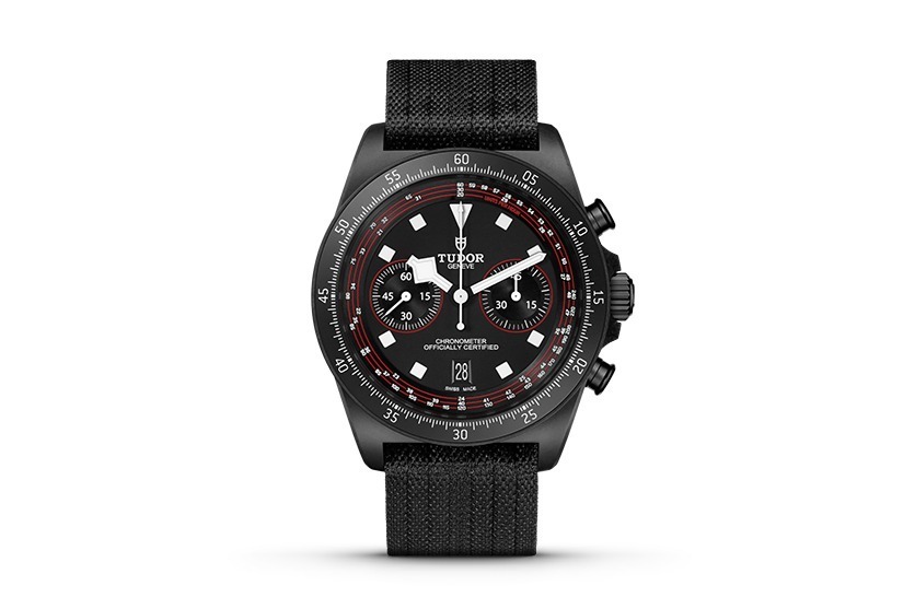 ピアジェの厚さ2mm“超薄型”新作腕時計、ダークブルー基調のミニマルな文字盤 - ファッションプレス