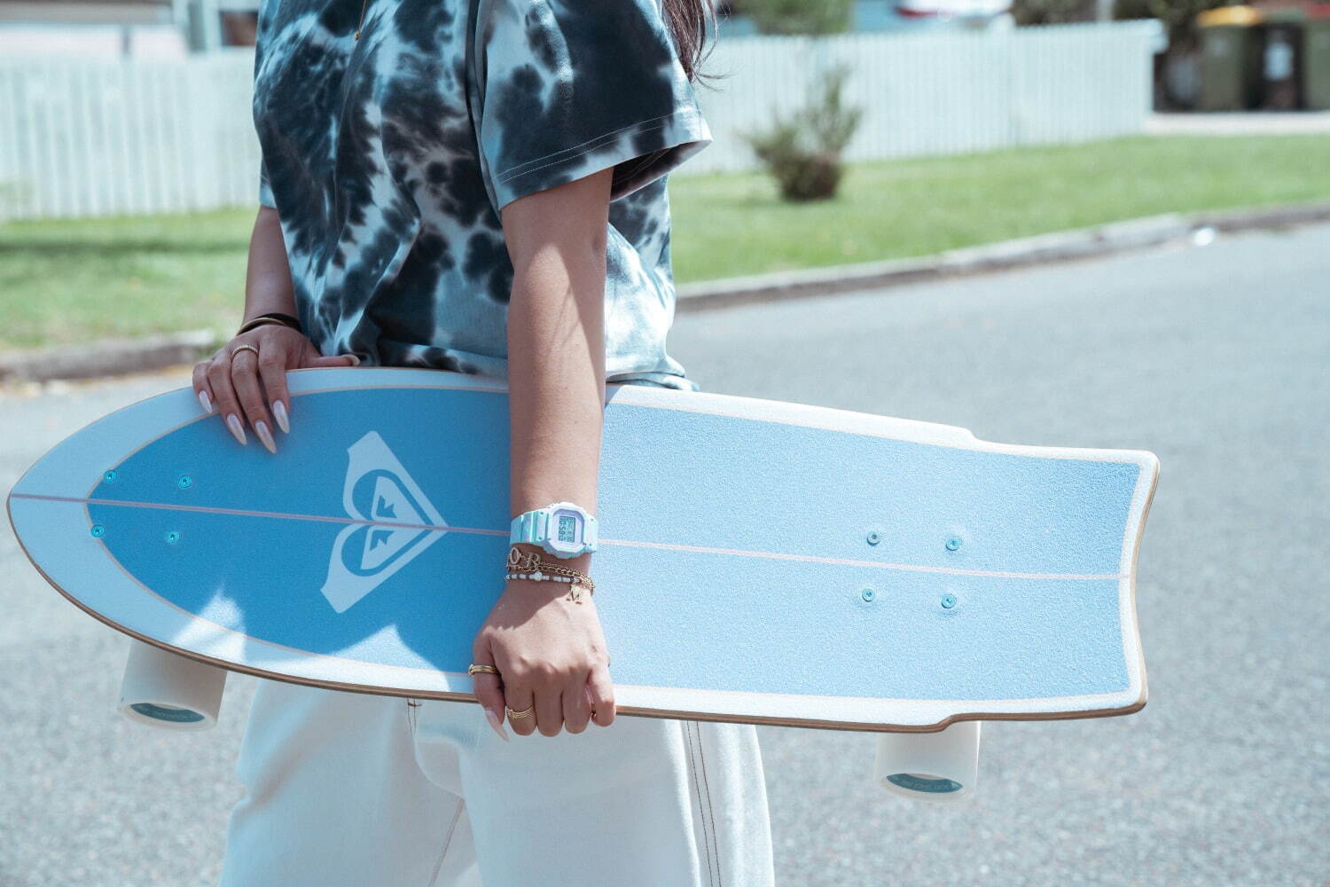 BABY-G×ロキシーのウィメンズ腕時計、角形フォルムに“太陽＆波”のモチーフ｜写真9