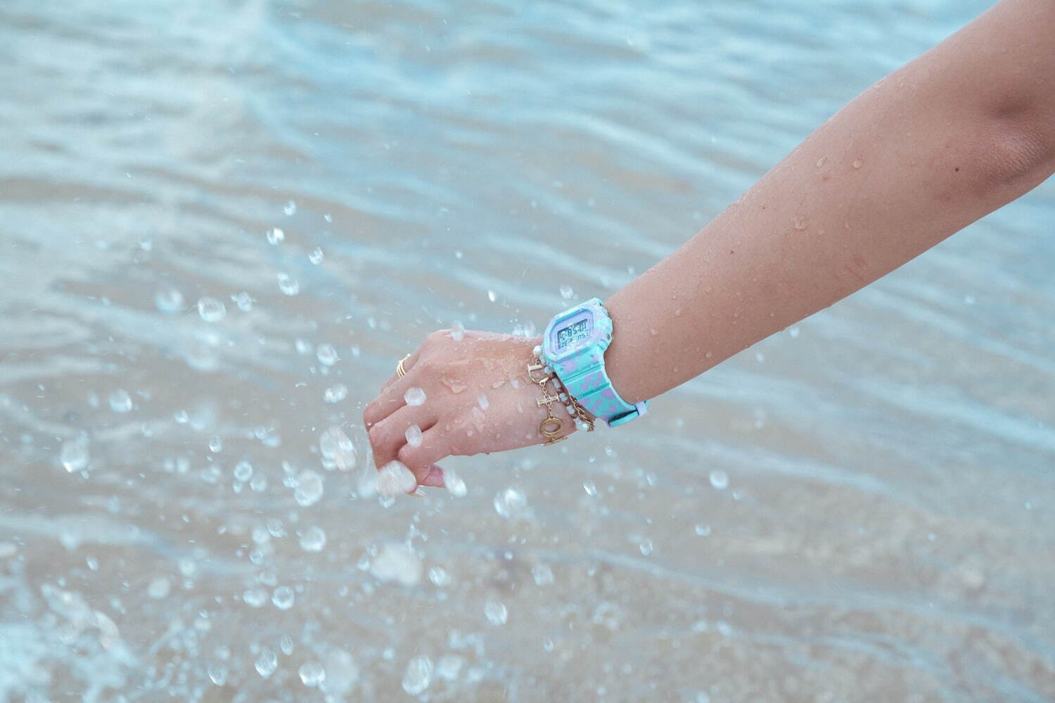 BABY-G×ロキシーのウィメンズ腕時計、角形フォルムに“太陽＆波”のモチーフ｜写真6