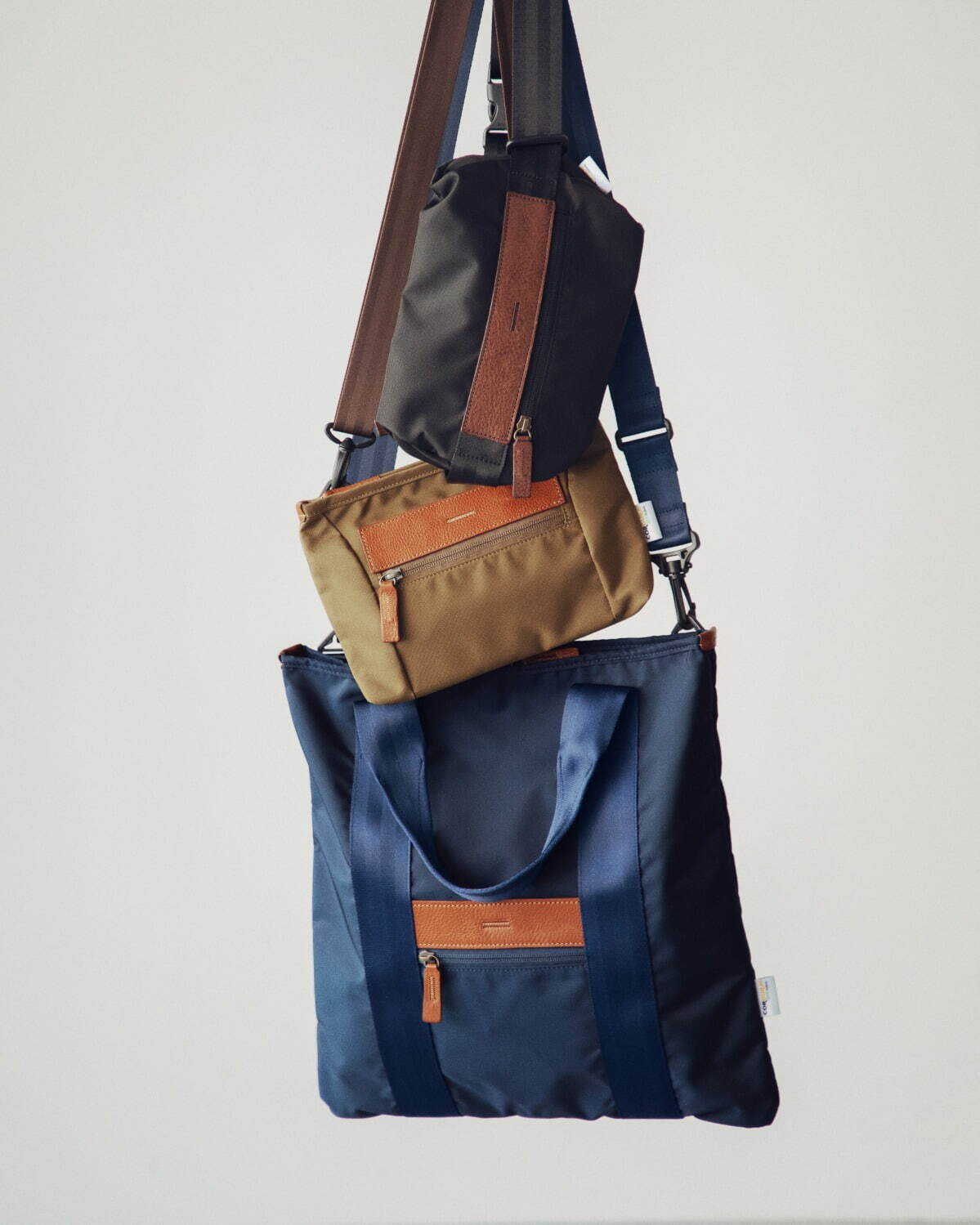 土屋鞄24年夏バッグ“軽量でコンパクト”な撥水性クロスボディ＆サコッシュ、新色ネイビーも｜写真1
