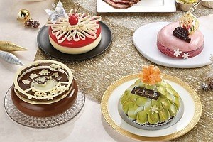 ロイヤルパークホテル24年クリスマスケーキ、“ツリー風”ピスタチオケーキ＆くまのぬいぐるみ型チョコ