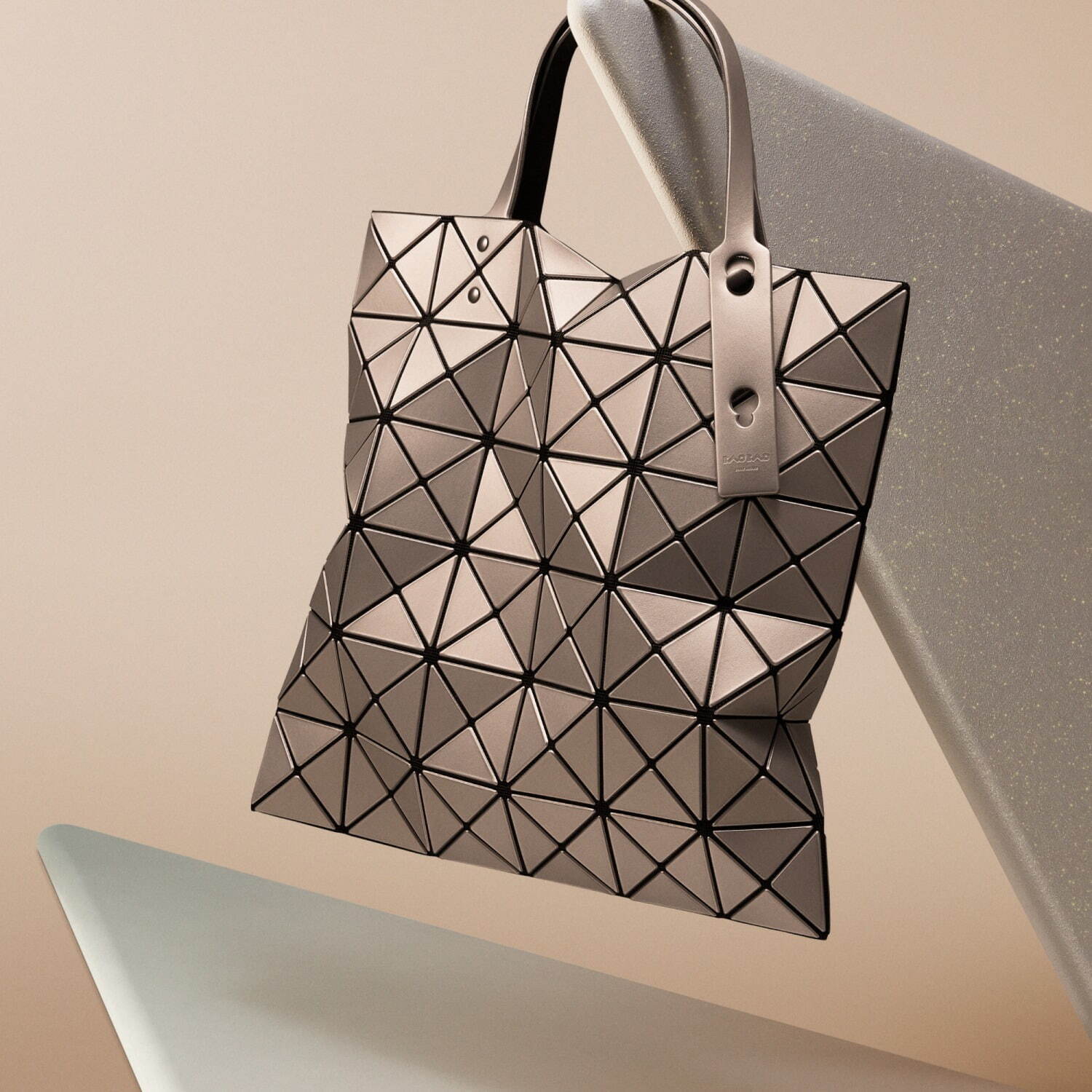 BAO BAO ISSEY MIYAKE24年春夏、メタリック調“縦長三角ピース”のかご型バッグなど｜写真6